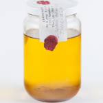 Muestra lacrada por el CPAEN del aceite de oliva virgen extra ecológico variedad Arróniz, elaborada en el año 1992.